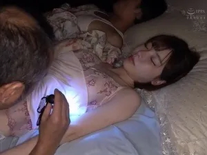 Chú lừa cháu gái uống nước có thuốc kích dục rồi xxx